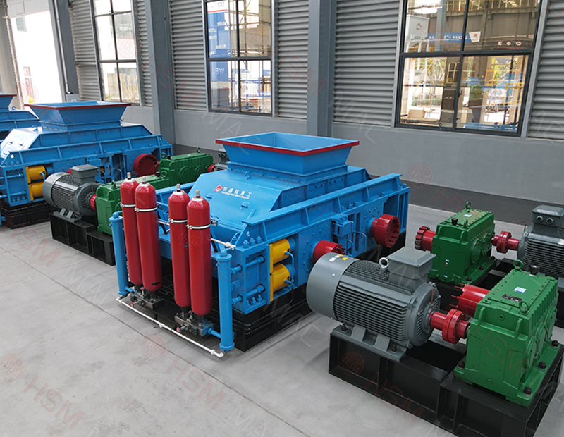 瓜米石液壓對輥制砂機工作現場