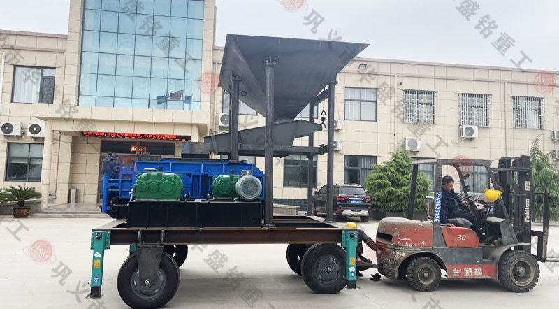 1012移動(dòng)對(duì)輥破碎機(jī)時(shí)產(chǎn)量多少噸？?jī)r(jià)格多少錢一臺(tái)